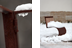 Détail de corset d'arbre et mobilier (siège) sous la neige - 06