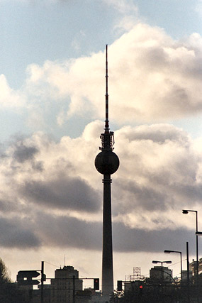 Berliner Fernsehturm / Tour de la Télévision - Alexanderplatz - Berlin - Allemagne / Deutschland - Carnets de route - Photographie - 00