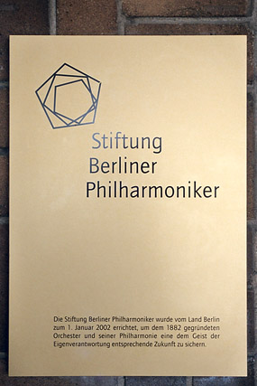 Logotype de l'Orchestre philharmonique de Berlin, trois pentagones imbriqués - Kulturforum - Berlin - Allemagne / Deutschland - Carnets de route - Photographie - 02