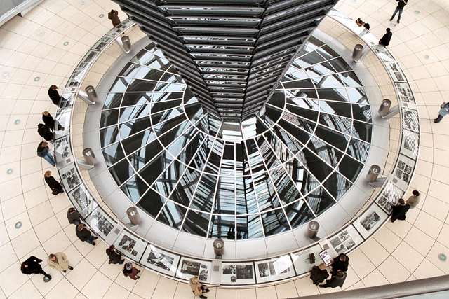 Reichstagskuppel / Dôme en verre de Norman Foster, Reichstag - Regierungsviertel - Berlin - Allemagne / Deutschland - Carnets de route - Photographie - 01