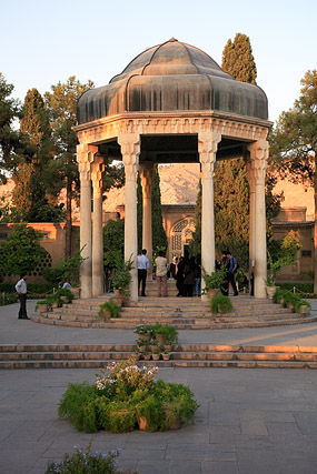 Tombe de Hafez / Aramgah-e Hafez / آرامگاه حافظ در شب - Chiraz / Shiraz / شیراز - Fars / Pars / استان فارس - Iran / ايران - Carnets de route - Photographie - 00a