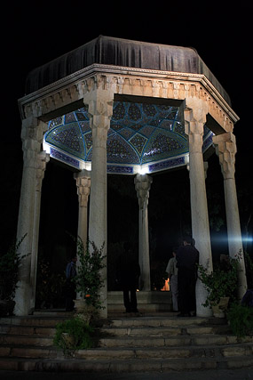 Tombe de Hafez / Aramgah-e Hafez / آرامگاه حافظ در شب - Chiraz / Shiraz / شیراز - Fars / Pars / استان فارس - Iran / ايران - Carnets de route - Photographie - 00b