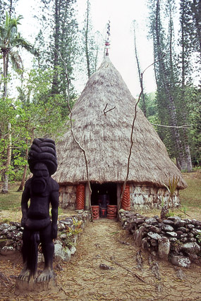 Case du chef kanak Bergé Kawa, tribu de Petit Couli, Sarraméa, de Nouméa à Canala par La Foa, Grande Terre