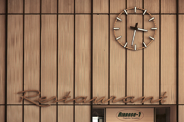 Restaurant et horloge / Restaurant und Wanduhr - Flughafen Berlin-Tempelhof / Aéroport de Tempelhof - Berlin - Brandebourg / Brandenburg - Allemagne / Deutschland - Sites - Photographie - 12