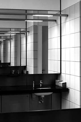 Herrentoilette & Treppengeländer / Toilettes homme & rampe d'escalier - Reichstagsgebäude / Palais du Reichstag - Berlin - Brandebourg / Brandenburg - Allemagne / Deutschland - Sites - Photographie - 11a