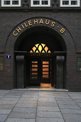Portes d'entrée, Chilehaus / Maison du Chili - Hambourg / Hamburg - Hambourg, Brême, Basse-Saxe / Hamburg, Bremen, Niedersachsen - Allemagne / Deutschland - Sites - Photographie - 04a