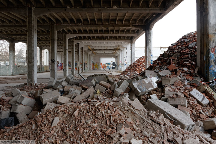 Atelier du bâtiment principal : série de poteaux poutres en béton et amas de débris, usine TASE - Vaulx-en-Velin - Rhône - France - Sites - Photographie - 11