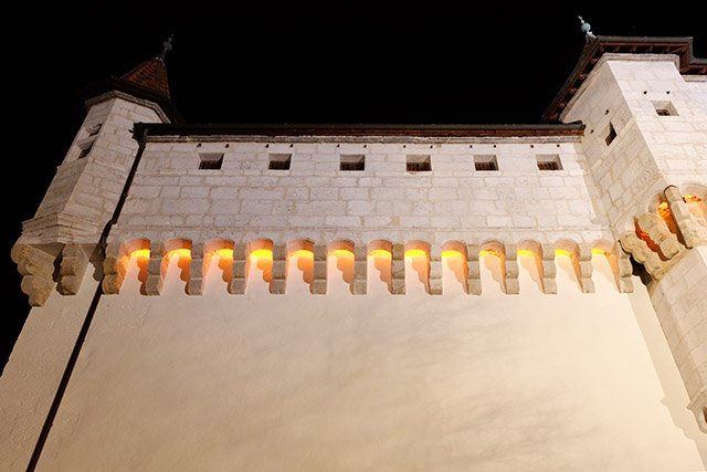 Mâchicoulis éclairés de lumière ambrée, nuit - Annecy, parvis du Château-Musée - Haute-Savoie - France - Architecture & Paysagisme - Photographie - 23