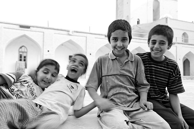 Gamins, mosquée Jameh - Yazd / یزد - Province de Yazd / استان یزد - Iran / ايران - Carnets de route - Photographie - 04