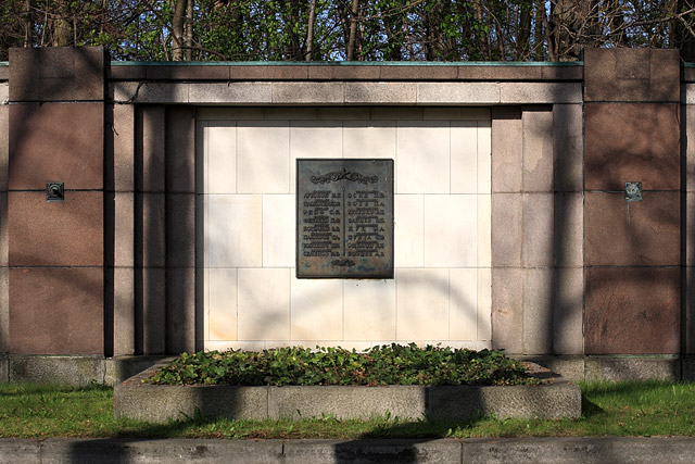 Tablette de bronze et sarcophage, Sowjetisches Ehrenmal / Mémorial soviétique, Schönholzer Heide - Berlin - Brandebourg / Brandenburg - Allemagne / Deutschland - Sites - Photographie - 11