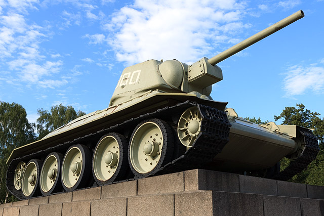Tank T-34/85 три́дцатьчетвёрка - char de combat, Sowjetisches Ehrenmal / Mémorial soviétique, Tiergarten - Berlin - Brandebourg / Brandenburg - Allemagne / Deutschland - Sites - Photographie - 10