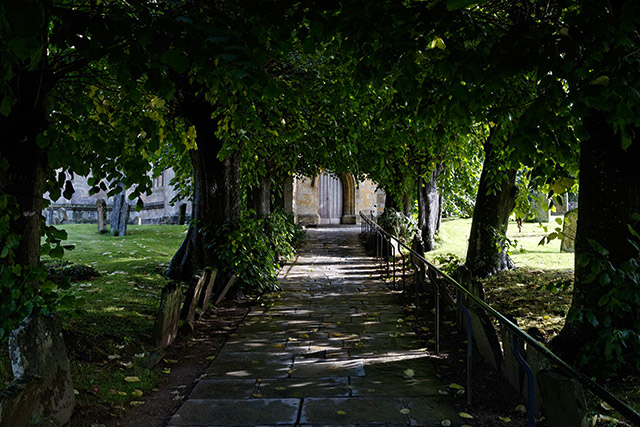 St James' church, lime trees / Allée de tilleuls de l'Église Saint James, Chipping Campden - Cotswolds - Gloucestershire - Angleterre / England - Royaume-Uni / United Kingdom - Sites - Photographie - 08